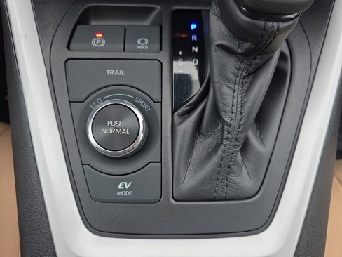 Used 2021 Toyota RAV4 XLE image 27