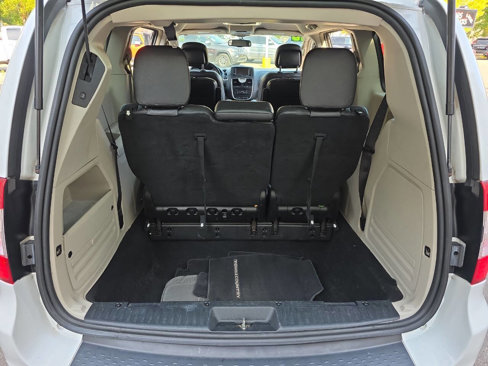 Used 2016 Chrysler Town & Country Touring w/ Driver Convenience Group image 16