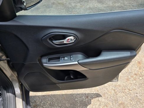 Used 2019 Jeep Cherokee Latitude w/ Cold Weather Group image 16