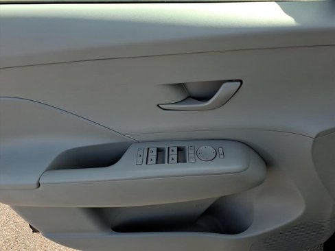 Used 2025 Hyundai Kona SEL image 9