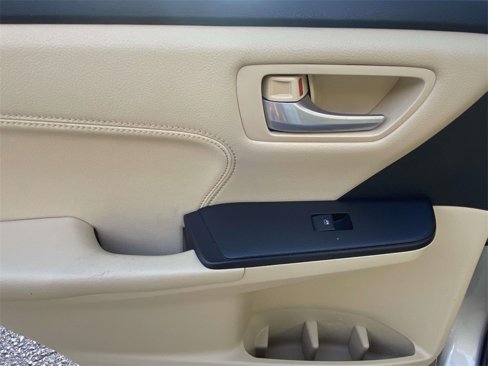 Used 2015 Toyota Camry image 11