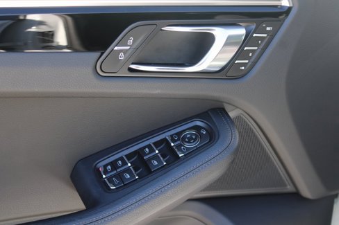 Certified 2024 Porsche Macan image 8