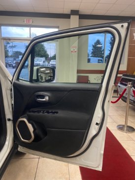 Used 2015 Jeep Renegade Latitude w/ Popular Equipment Group image 9