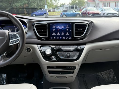Used 2018 Chrysler Pacifica Touring-L Plus image 28