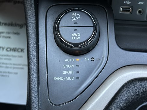 Used 2017 Jeep Cherokee Latitude w/ Safety/Convenience Group image 32