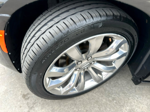 Used 2018 Chrysler 300 Limited image 60