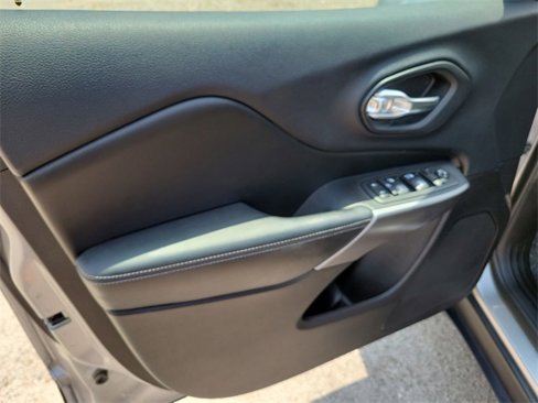 Used 2019 Jeep Cherokee Latitude w/ Popular Appearance Group image 20