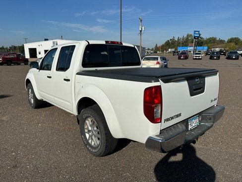 Used 2015 Nissan Frontier SV image 2