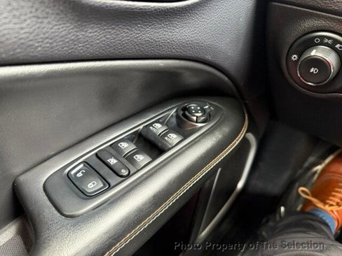 Used 2017 Jeep Compass Latitude w/ Cold Weather Group image 39
