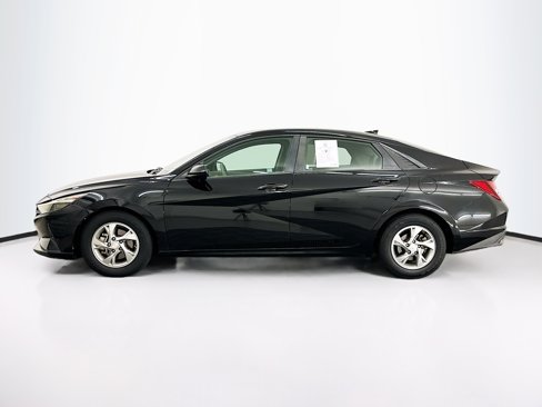 Used 2021 Hyundai Elantra SE image 4