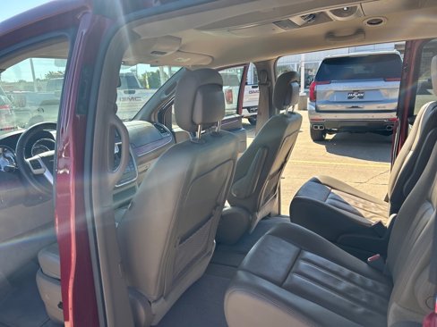 Used 2013 Chrysler Town & Country Touring image 16