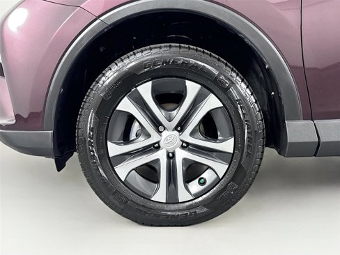 Used 2018 Toyota RAV4 LE image 14