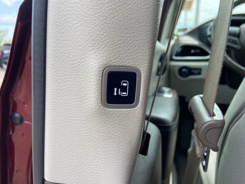 Used 2021 Chrysler Pacifica Touring image 17