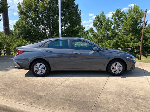 Used 2025 Hyundai Elantra SE w/ Cargo Package image 7