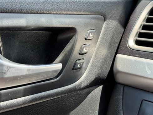 Used 2016 Toyota Highlander Limited image 17