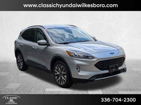 Used 2020 Ford Escape Titanium image 2