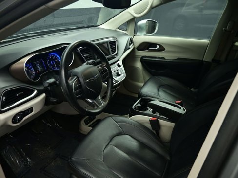 Used 2019 Chrysler Pacifica Touring-L image 10