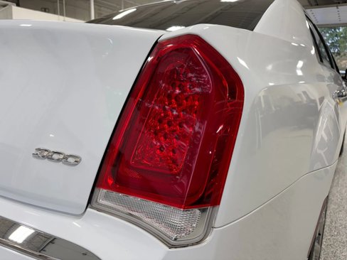 Used 2019 Chrysler 300 Limited image 7