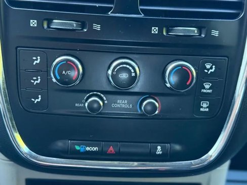 Used 2018 Dodge Grand Caravan SE w/ UConnect Hands-Free Group image 11