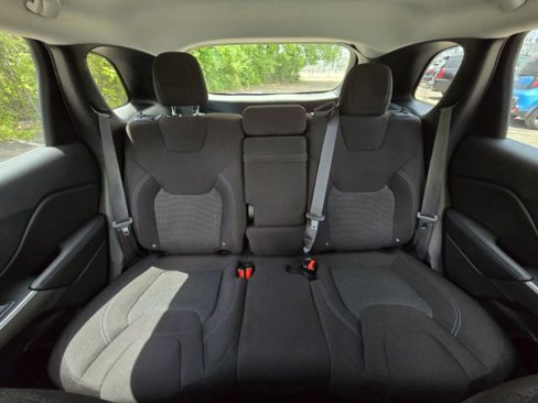 Used 2019 Jeep Cherokee Latitude w/ Cold Weather Group image 17