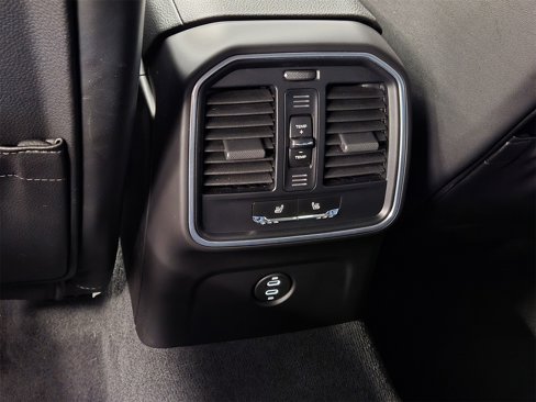 Certified 2025 Porsche Macan image 12