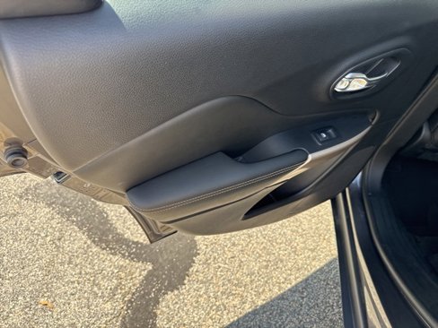 Used 2018 Jeep Cherokee Limited w/ Technology Group image 11
