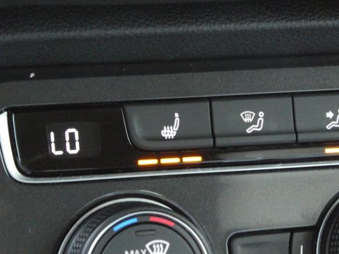 Used 2020 Volkswagen Tiguan SE image 41