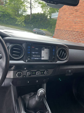 Used 2018 Toyota Tacoma TRD Sport image 9