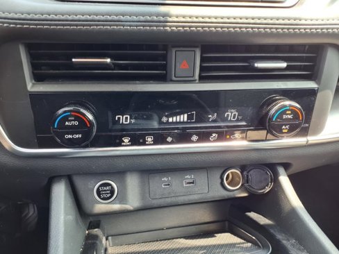 Used 2023 Nissan Rogue SV image 12