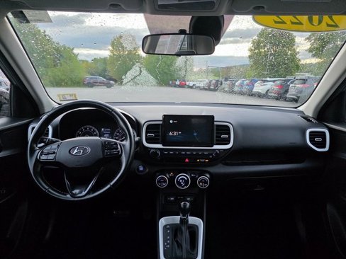 Used 2022 Hyundai Venue Limited image 18