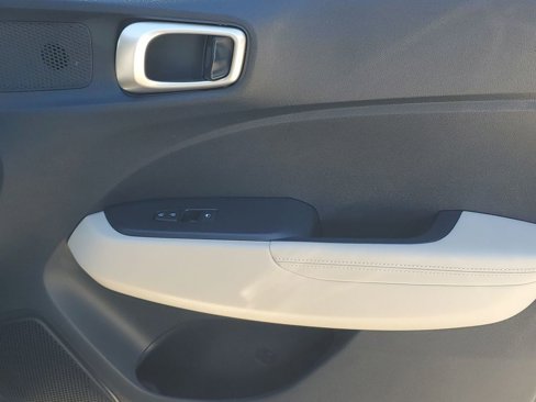 Certified 2020 Hyundai Venue image 40