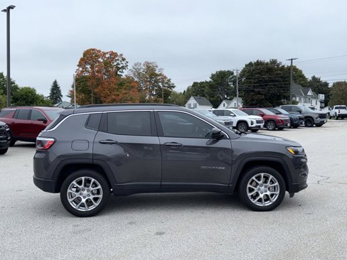 Used 2024 Jeep Compass Latitude image 4
