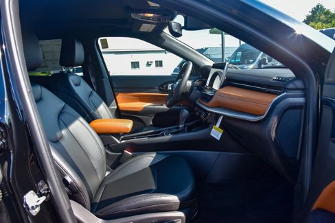 New 2025 Jeep Compass Limited w/ Sun and Sound Group image 9