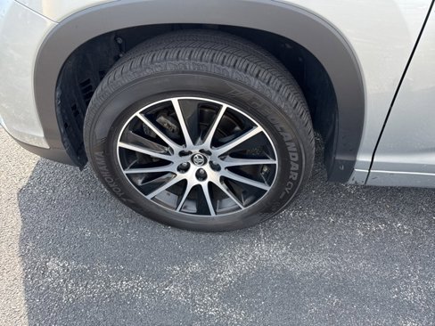 Used 2017 Toyota Highlander SE image 3