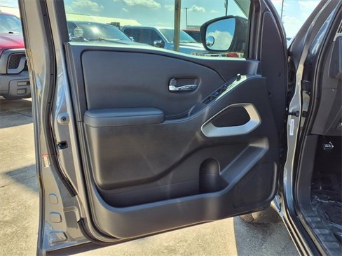 Used 2022 Nissan Frontier SV image 17