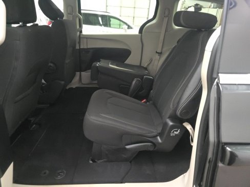 Used 2022 Chrysler Voyager LX image 14