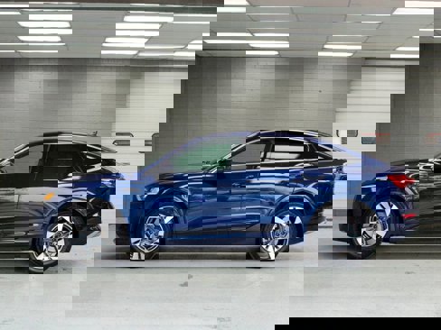Used 2023 Audi e-tron Premium Plus w/ Premium Plus Package image 4