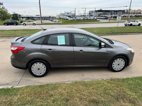 Used 2013 Ford Focus SE w/ SE Winter Pkg image 4