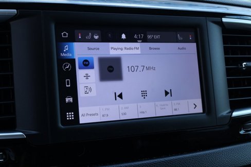 Used 2022 Chrysler Voyager LX image 5