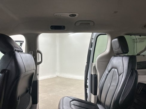 Used 2020 Chrysler Pacifica Touring-L image 25