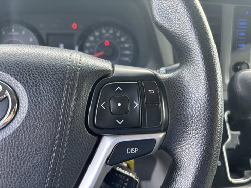 Used 2015 Toyota Sienna LE image 18