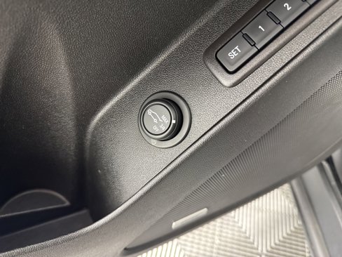 Used 2018 Chevrolet Equinox Premier image 12