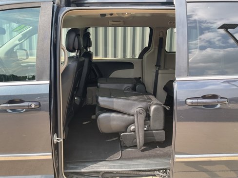 Used 2014 Chrysler Town & Country Touring image 15