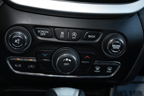 Used 2016 Jeep Cherokee Trailhawk w/ Cold Weather Group image 36