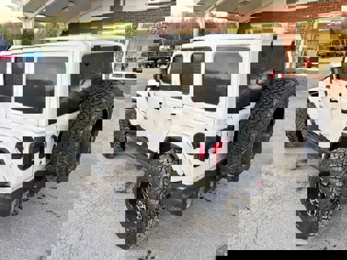 Used 2018 Jeep Wrangler Unlimited Sahara image 3