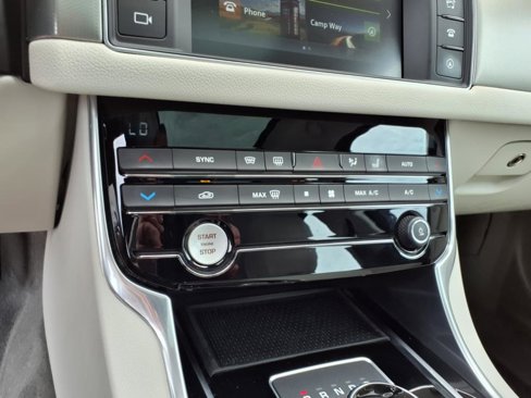 Used 2018 Jaguar XF Premium image 20