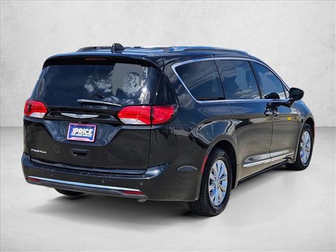 Certified 2018 Chrysler Pacifica Touring-L w/ Premium Audio Group image 5