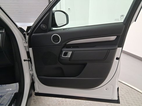Used 2024 Land Rover Discovery Dynamic SE image 35