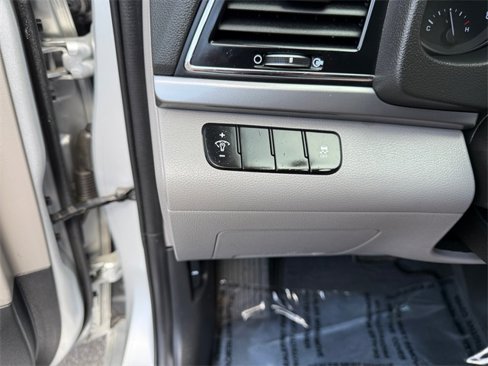 Used 2018 Hyundai Elantra SE image 19