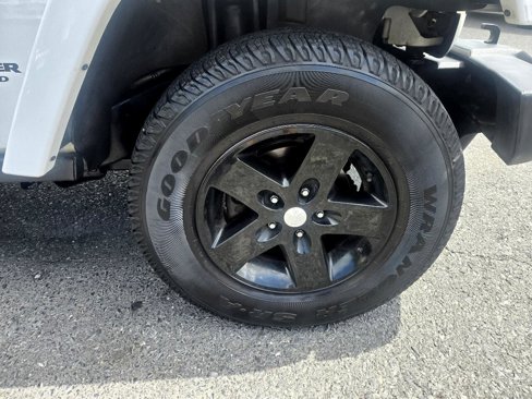 Used 2012 Jeep Wrangler Unlimited Rubicon w/ Connectivity Group image 8